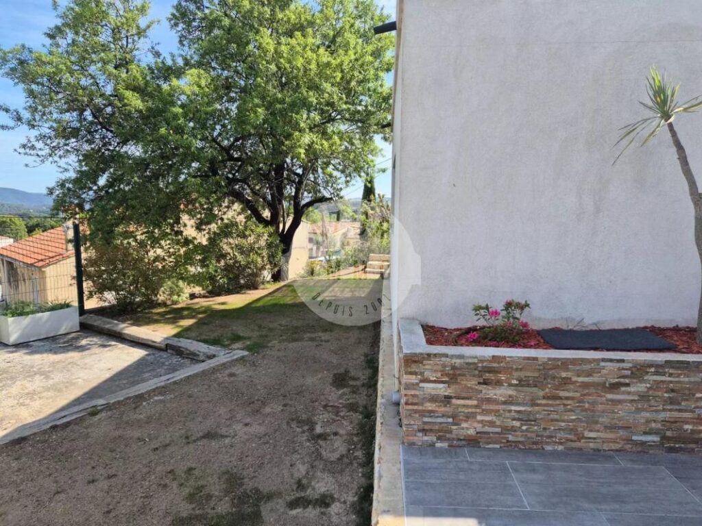 LOCATION – Villa Lascours 135m² sur 2200m² de terrain avec piscine et garage – 4 pièces – 3 chambres – 135 m²