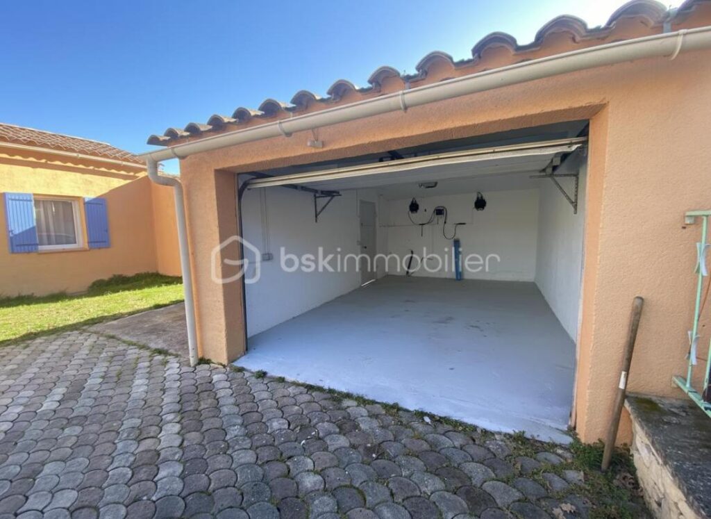 Maison de plain-pied prête à vivre avec piscine, garage et vue ouverte sur le Luberon sur terrain plat et clôturé de 1549 m² – 7 pièces – 4 chambres – 150 m²