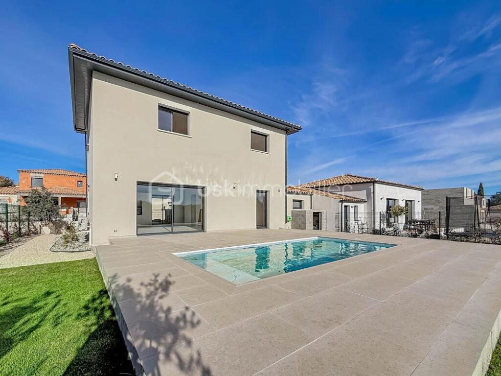 *** VILLA CONTEMPORAINE DE 130M2 AVEC GARAGE ET PISCINE – ARPAILLARGUES ET AUREILLAC *** – 5 pièces – 4 chambres – 120 m²