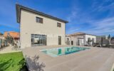 *** VILLA CONTEMPORAINE DE 130M2 AVEC GARAGE ET PISCINE – ARPAILLARGUES ET AUREILLAC *** – 5 pièces – 4 chambres – 120 m²
