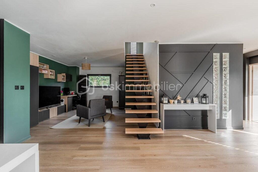 MAISON MODERNE QUASI AUTONOME AVEC PIECE DE VIE 80m2 – 5 pièces – 3 chambres – 163 m²