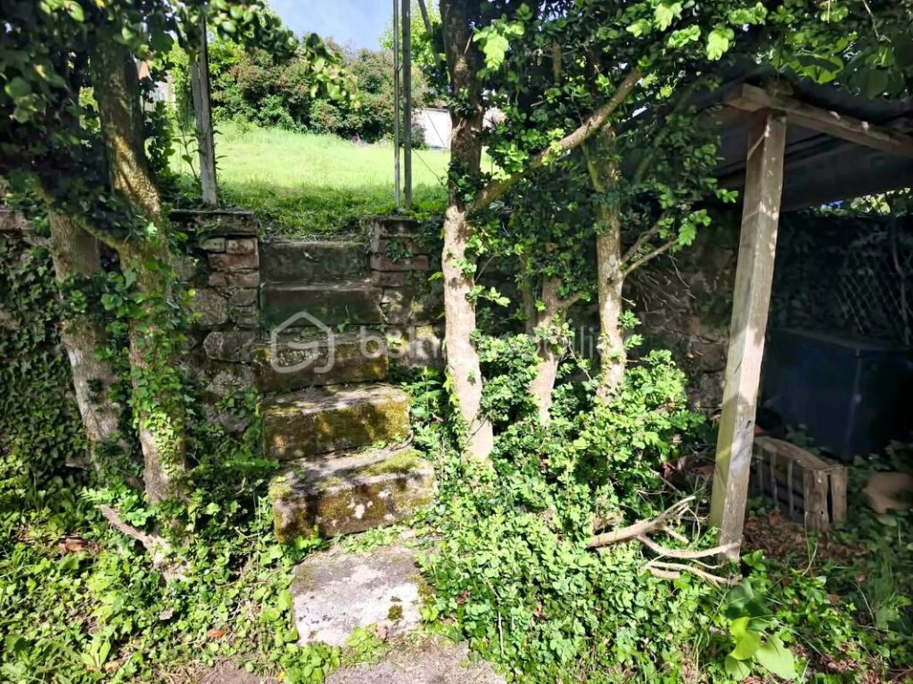 IMMEUBLE DE RAPPORT – 2 APPARTEMENTS – GARAGE – TERRAIN – NOIRÉTABLE – 6 pièces – NR chambres – 136 m²