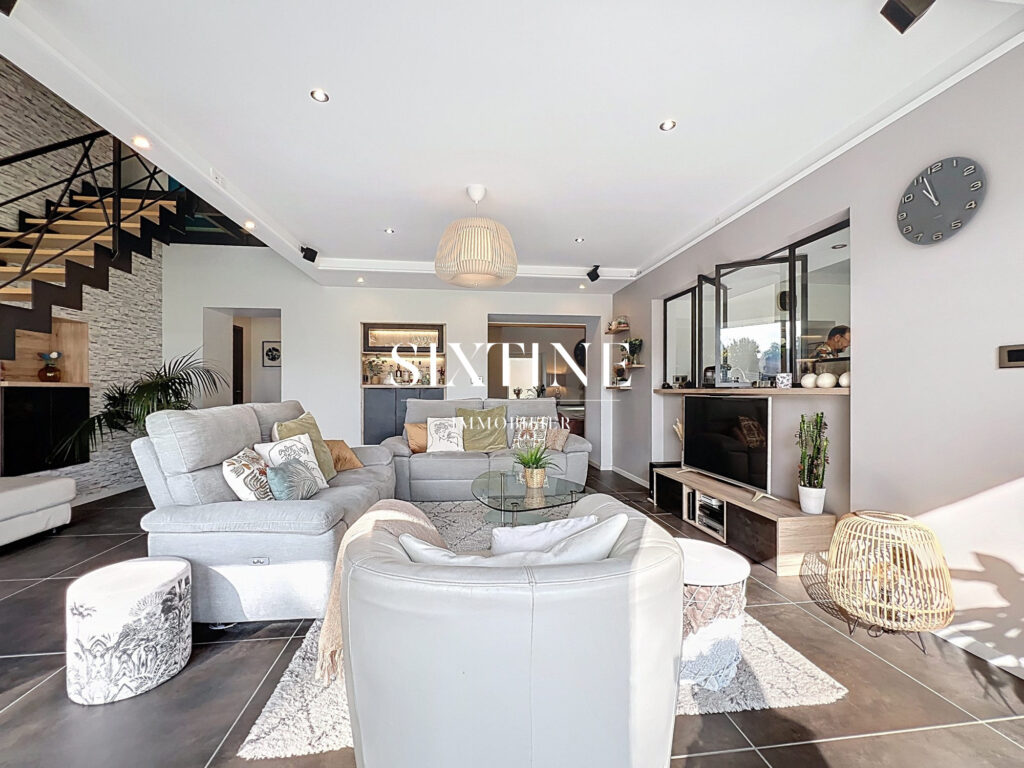 Ferme de caractère  302 m² habitables + dépendances  V – 8 pièces – 6 chambres – 302.00 m²