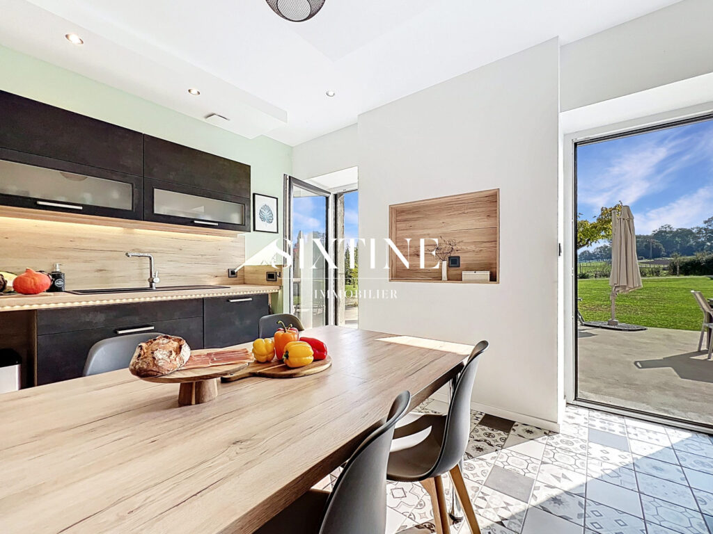 Ferme de caractère  302 m² habitables + dépendances  V – 8 pièces – 6 chambres – 302.00 m²