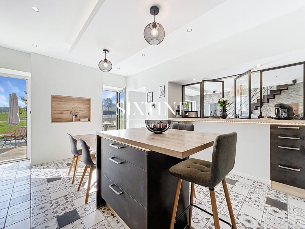 Ferme de caractère  302 m² habitables + dépendances  V – 8 pièces – 6 chambres – 302.00 m²
