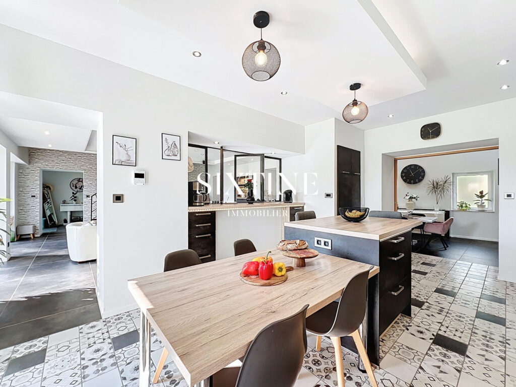 Ferme de caractère  302 m² habitables + dépendances  V – 8 pièces – 6 chambres – 302.00 m²