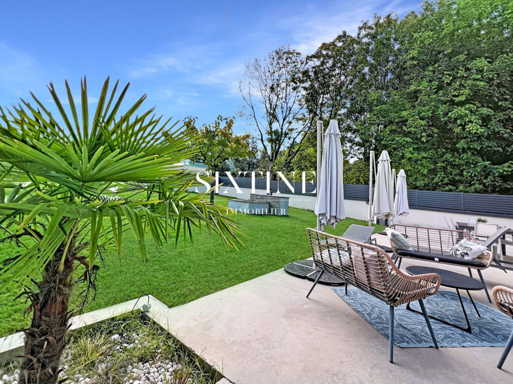 Ferme de caractère  302 m² habitables + dépendances  V – 8 pièces – 6 chambres – 302.00 m²