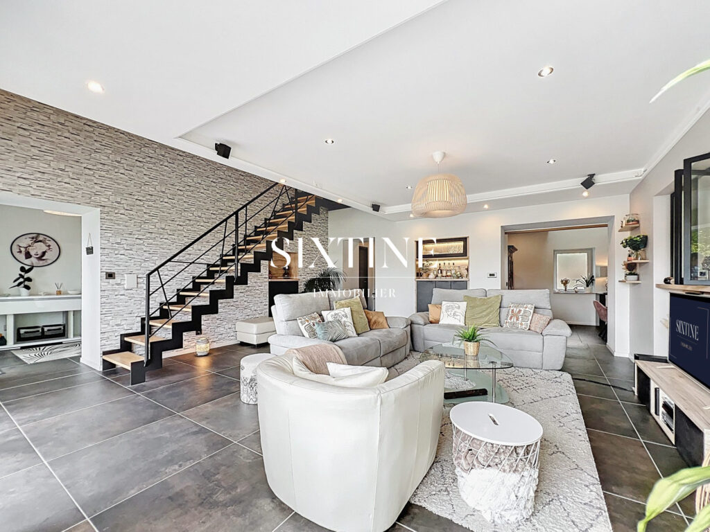 Ferme de caractère  302 m² habitables + dépendances  V – 8 pièces – 6 chambres – 302.00 m²