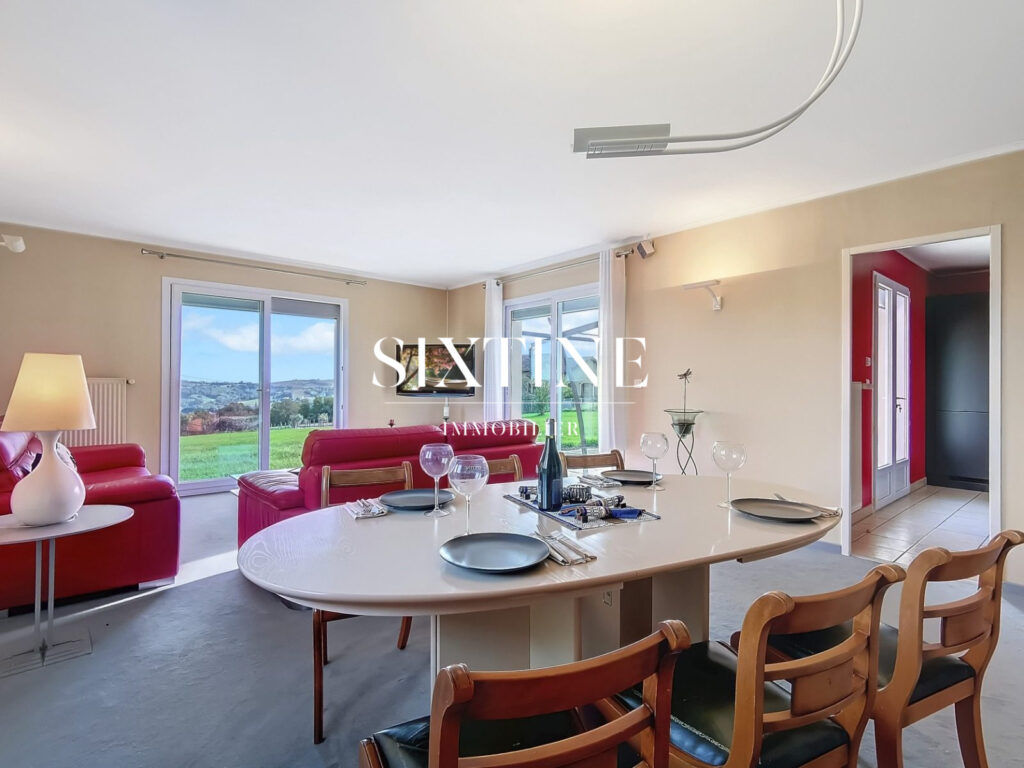 VUE SUR LES MONTAGNES ENNEIGEES – 10 pièces – 4 chambres – 271.00 m²