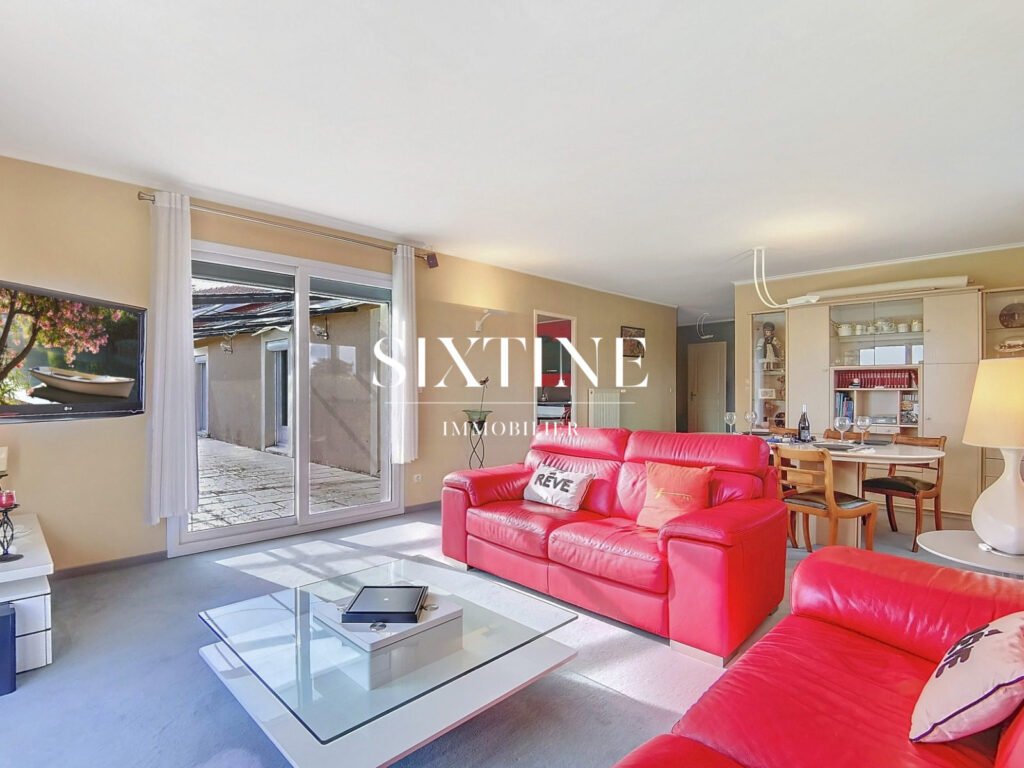 VUE SUR LES MONTAGNES ENNEIGEES – 10 pièces – 4 chambres – 271.00 m²