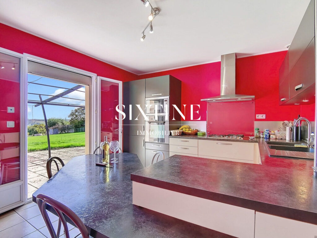 VUE SUR LES MONTAGNES ENNEIGEES – 10 pièces – 4 chambres – 271.00 m²
