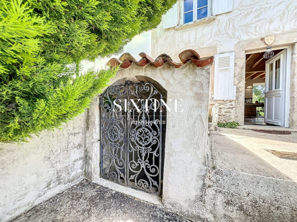 Grande maison familiale proche de Bourgoin – 11 pièces – 8 chambres – 247.00 m²