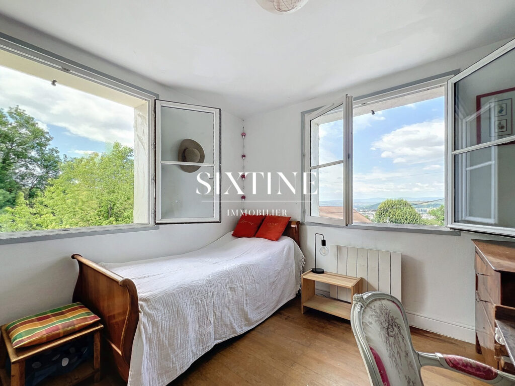 Grande maison familiale proche de Bourgoin – 11 pièces – 8 chambres – 247.00 m²