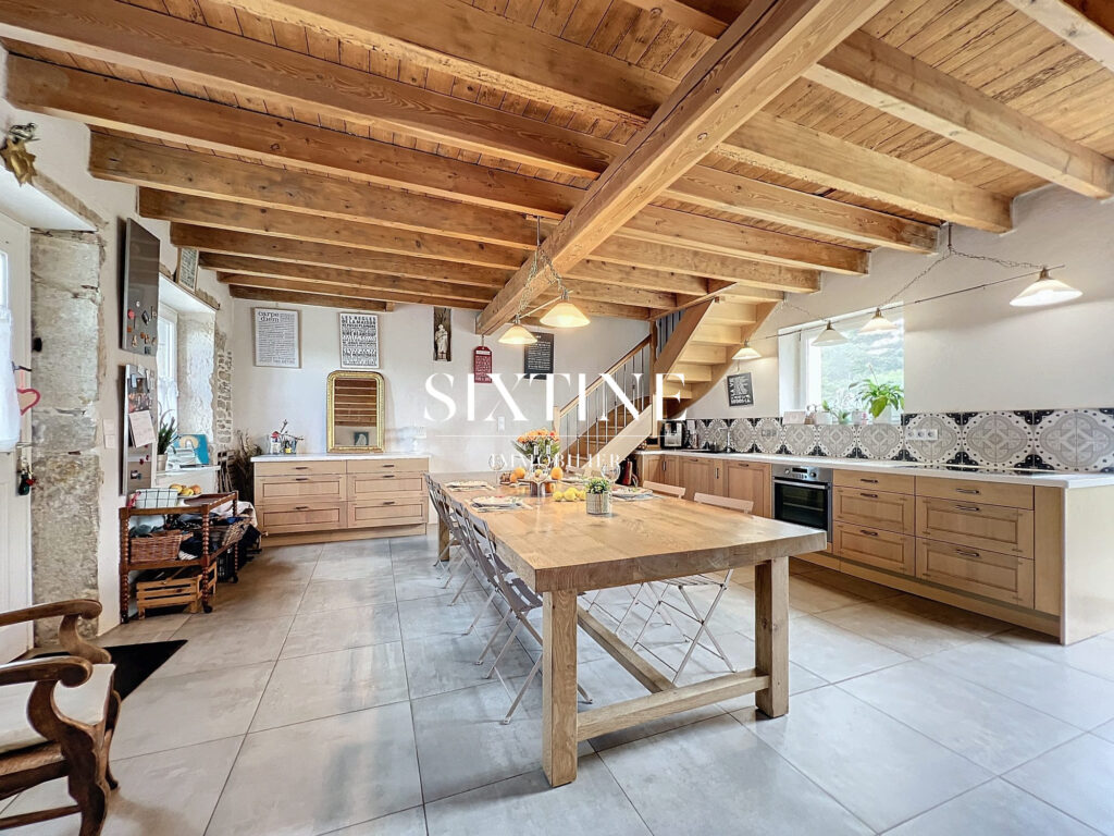 Grande maison familiale proche de Bourgoin – 11 pièces – 8 chambres – 247.00 m²