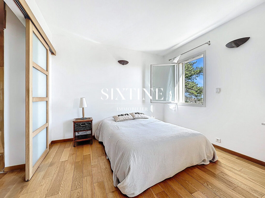 VUE INCROYABLE POUR CETTE MAISON LUMINEUSE – 8 pièces – 5 chambres – 235.00 m²
