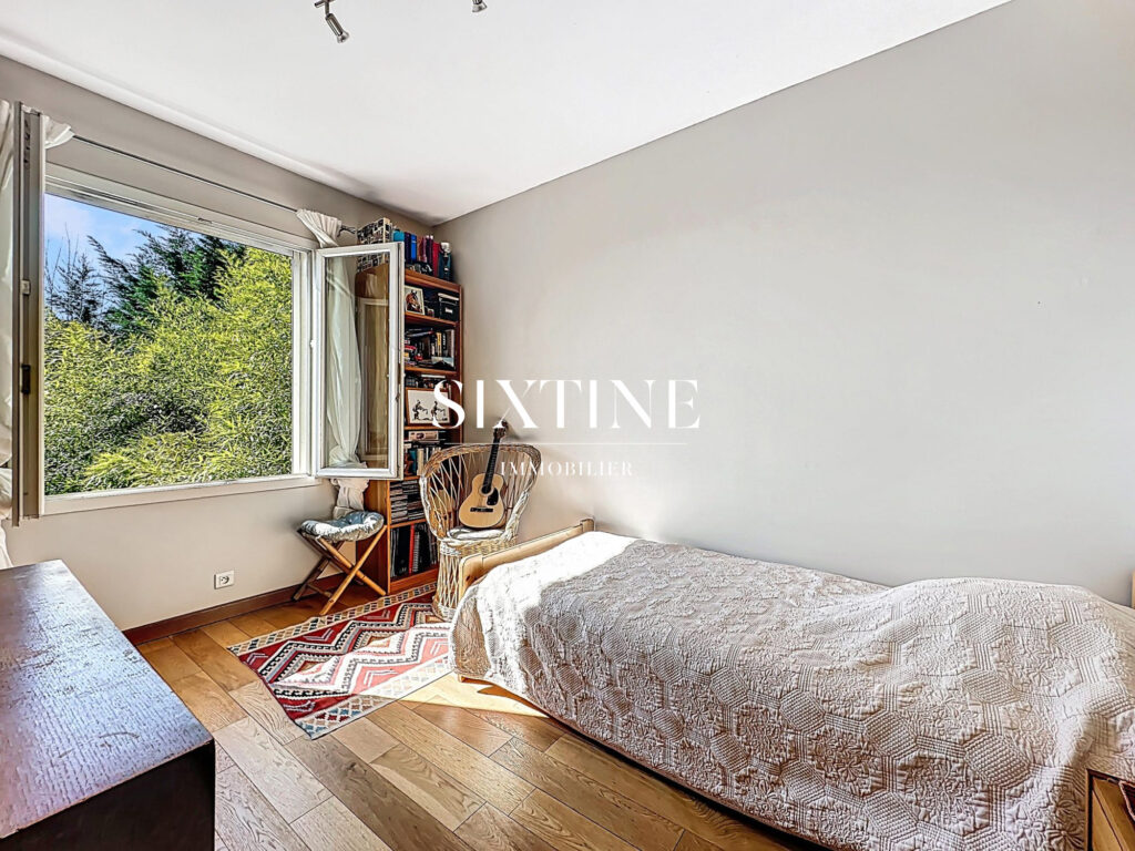 VUE INCROYABLE POUR CETTE MAISON LUMINEUSE – 8 pièces – 5 chambres – 235.00 m²