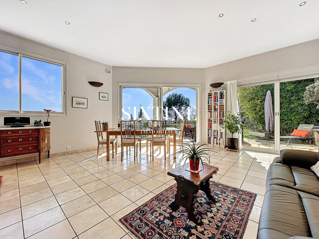 VUE INCROYABLE POUR CETTE MAISON LUMINEUSE – 8 pièces – 5 chambres – 235.00 m²
