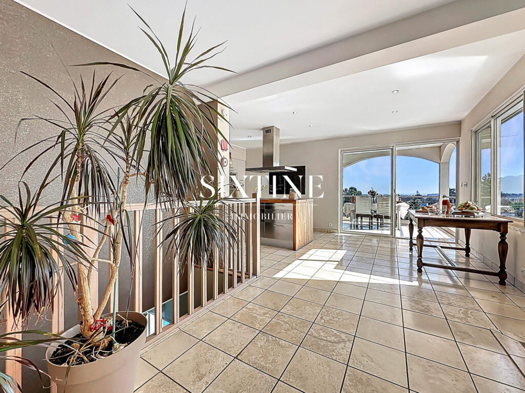 VUE INCROYABLE POUR CETTE MAISON LUMINEUSE – 8 pièces – 5 chambres – 235.00 m²