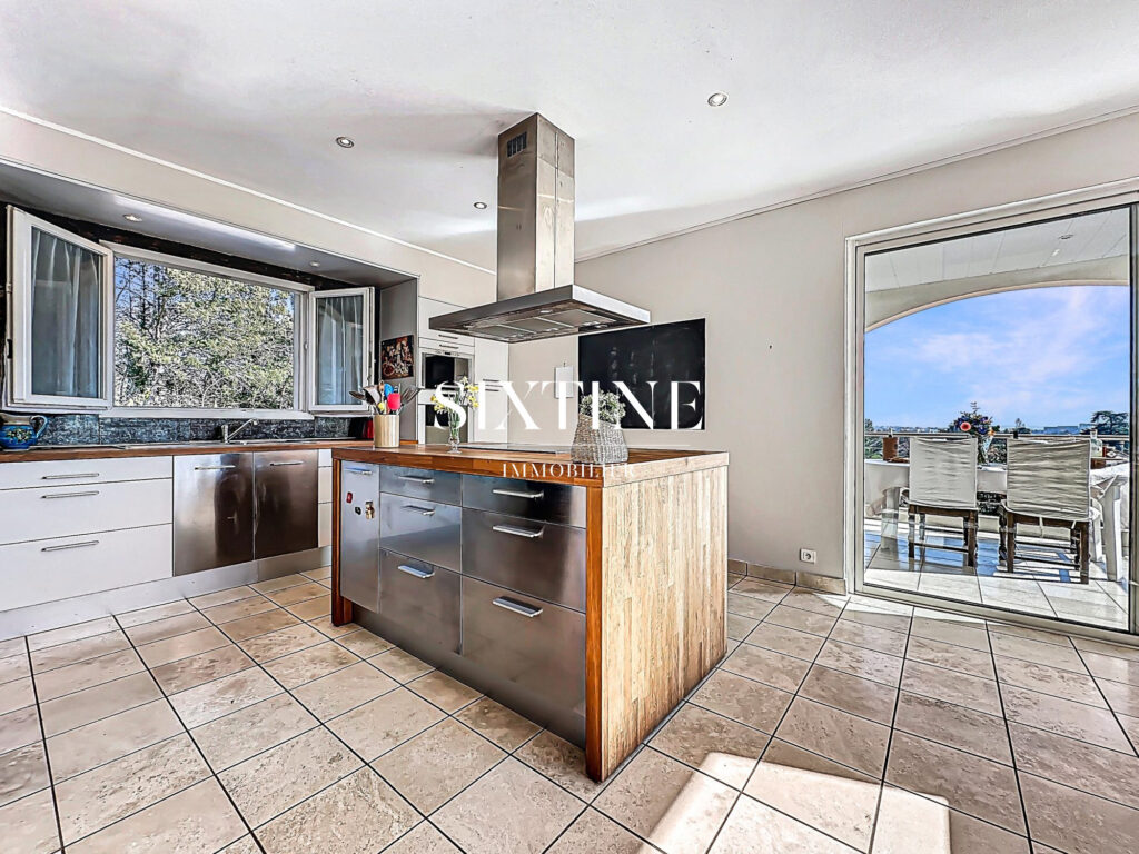 VUE INCROYABLE POUR CETTE MAISON LUMINEUSE – 8 pièces – 5 chambres – 235.00 m²
