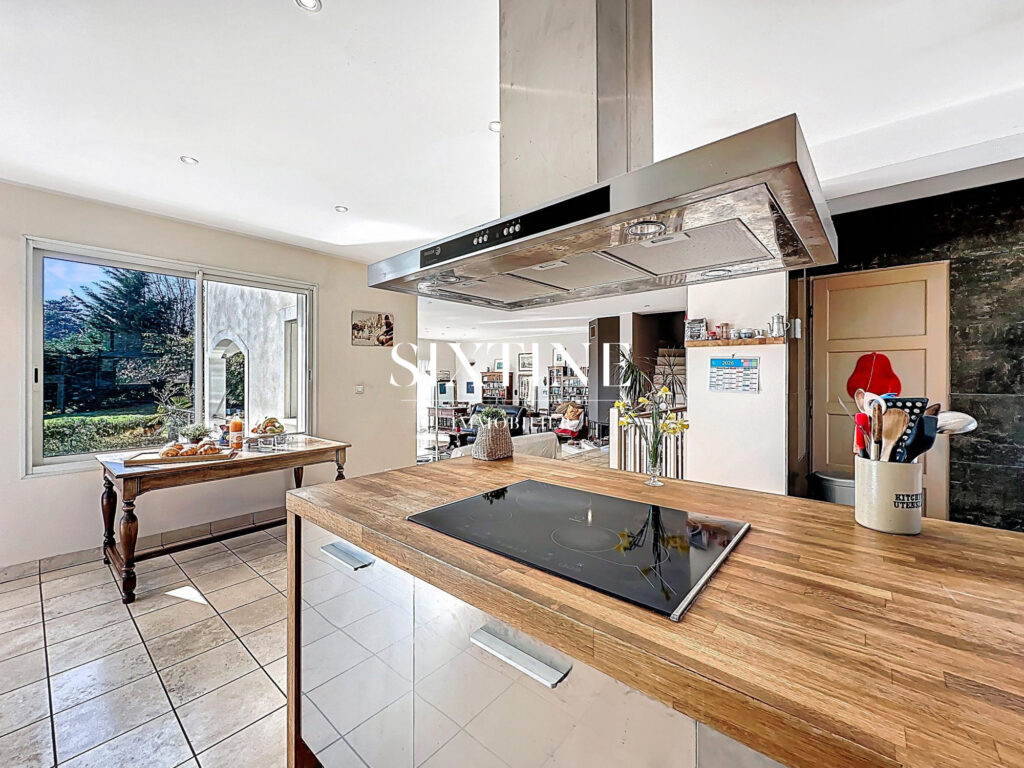 VUE INCROYABLE POUR CETTE MAISON LUMINEUSE – 8 pièces – 5 chambres – 235.00 m²