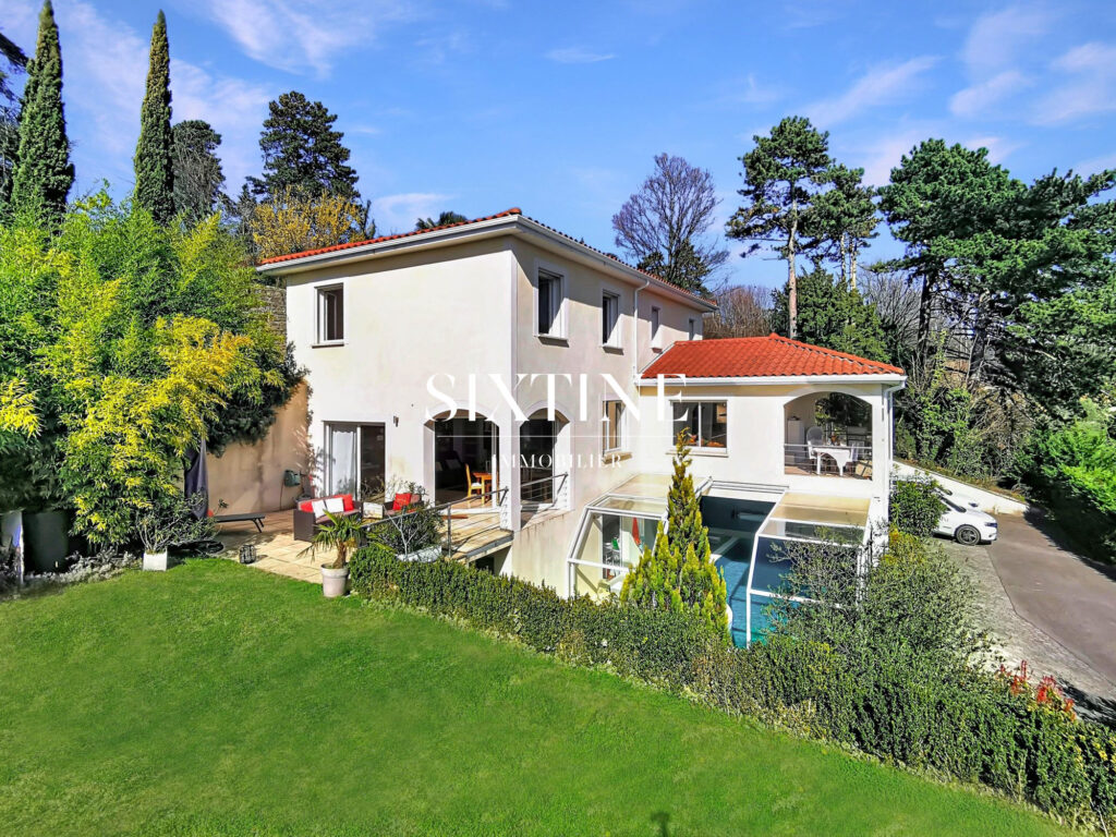 VUE INCROYABLE POUR CETTE MAISON LUMINEUSE – 8 pièces – 5 chambres – 235.00 m²
