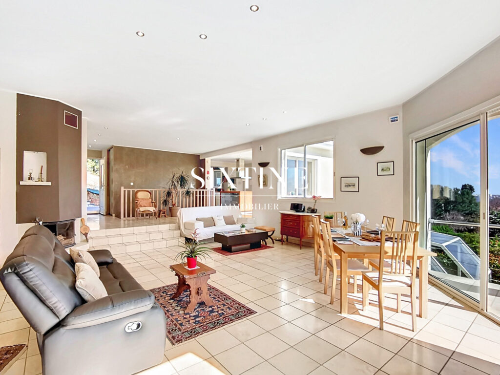 VUE INCROYABLE POUR CETTE MAISON LUMINEUSE – 8 pièces – 5 chambres – 235.00 m²