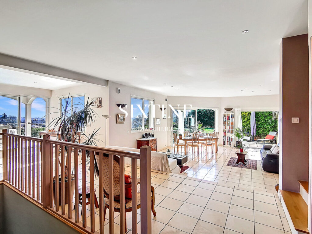 VUE INCROYABLE POUR CETTE MAISON LUMINEUSE – 8 pièces – 5 chambres – 235.00 m²