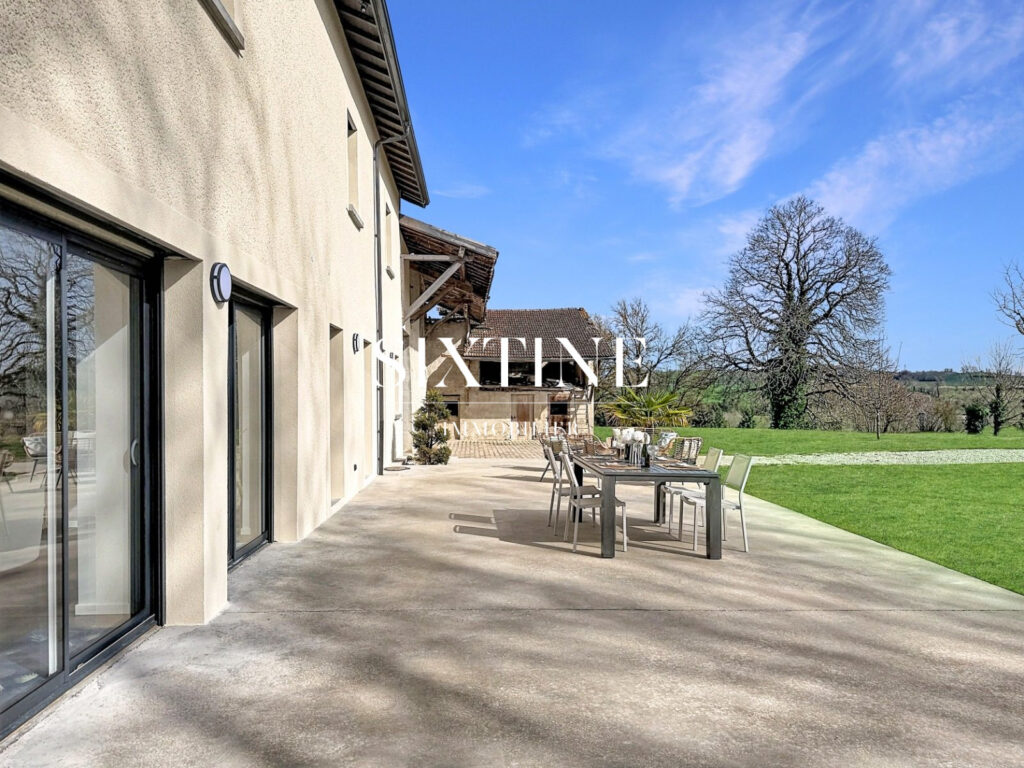 Ferme de caractère  302 m² habitables + dépendances  V – 8 pièces – 6 chambres – 302.00 m²