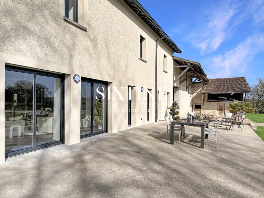 Ferme de caractère  302 m² habitables + dépendances  V – 8 pièces – 6 chambres – 302.00 m²