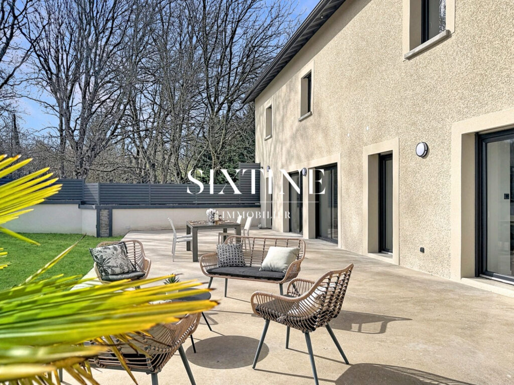 Ferme de caractère  302 m² habitables + dépendances  V – 8 pièces – 6 chambres – 302.00 m²