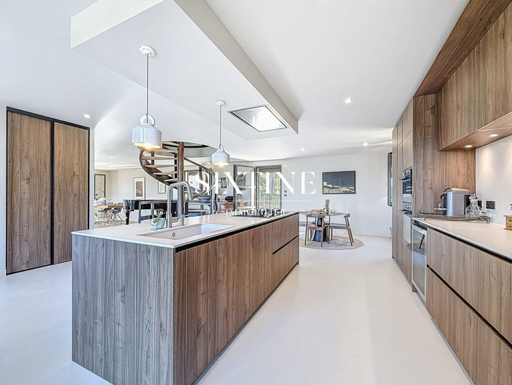 Propriété de caractère avec vue imprenable sur le lac de Mora – 5 pièces – 4 chambres – 300.00 m²