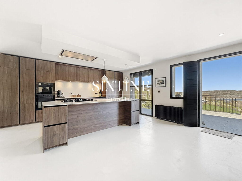 Propriété de caractère avec vue imprenable sur le lac de Mora – 5 pièces – 4 chambres – 300.00 m²