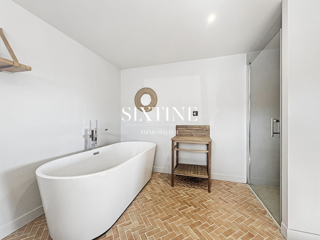 Propriété de caractère avec vue imprenable sur le lac de Mora – 5 pièces – 4 chambres – 300.00 m²