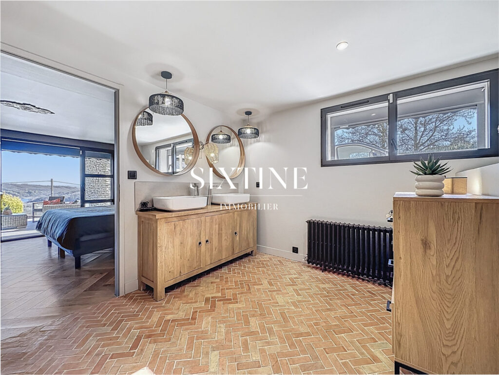 Propriété de caractère avec vue imprenable sur le lac de Mora – 5 pièces – 4 chambres – 300.00 m²