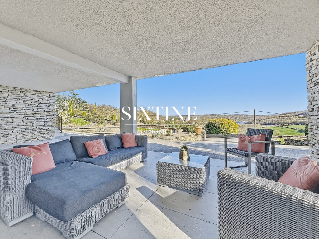Propriété de caractère avec vue imprenable sur le lac de Mora – 5 pièces – 4 chambres – 300.00 m²