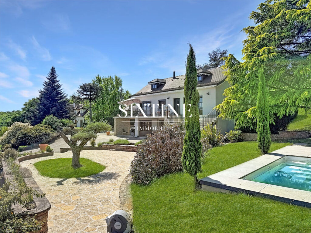 Propriété de caractère avec vue imprenable sur le lac de Mora – 5 pièces – 4 chambres – 300.00 m²