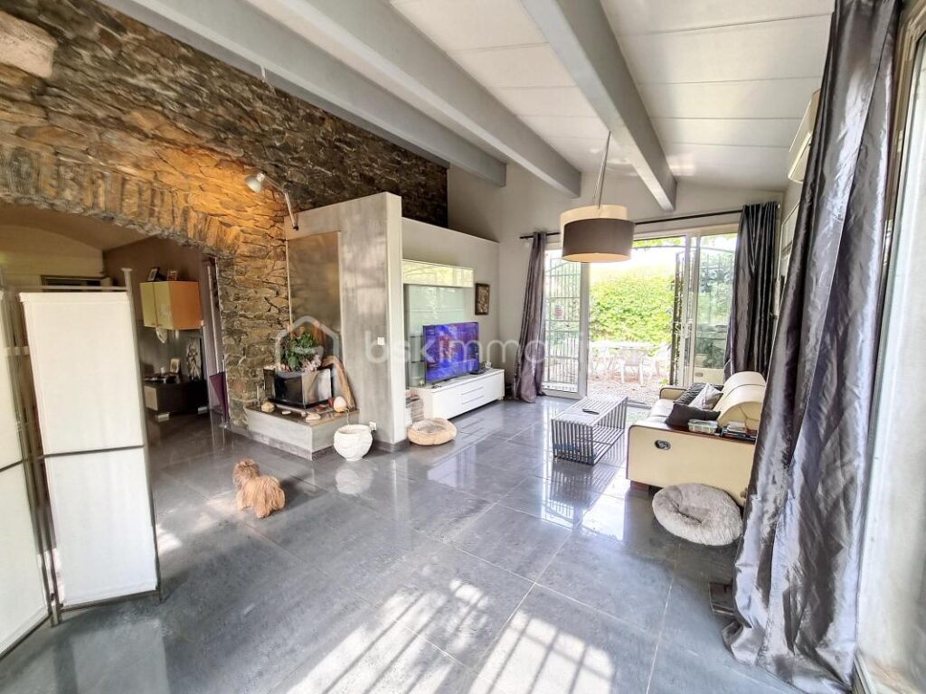 A VENDRE MAISON DE CARACTERE DE 278M² SUR TERRAIN DE 1562M² DONT UNE PARTIE CONSTRUCTIBLE A CERET – CENTRE VILLE – PROCHE DE TOUS LES COMMERCES ET DES ECOLES A PIED – AUCU VIS A VIS – PROCHE DU STADE – 11 pièces – 6 chambres – 278 m²