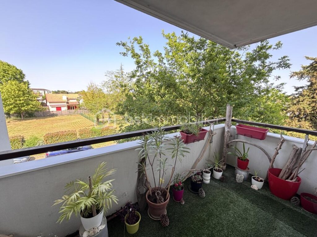 T3 traversant de 68 m² avec terrasse, balcon et parking – Hyper-centre de Bruges – 3 pièces – 2 chambres – 69 m²