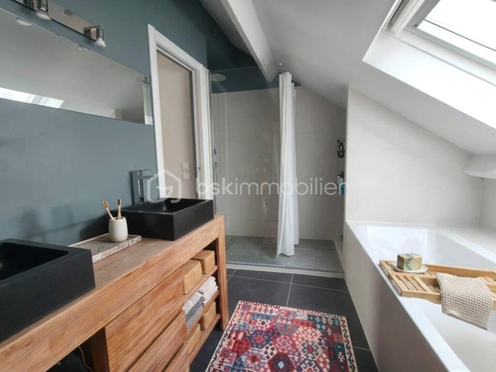 Charmante maison au coeur du village avec jardin – 6 pièces – 4 chambres – 142 m²