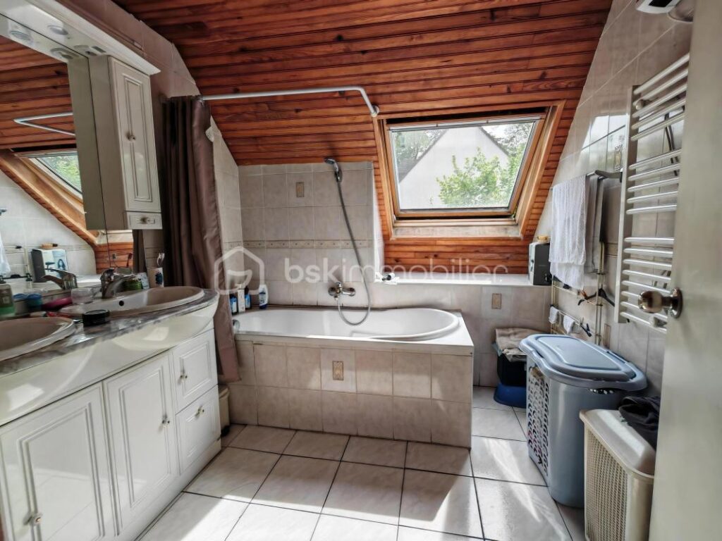 Maison familiale 5 pièces sur 3 niveaux – 137 m² – total surface au sol 250 m2 – Terrain 616m2 – Osny (95) – 5 pièces – 4 chambres – 137 m²