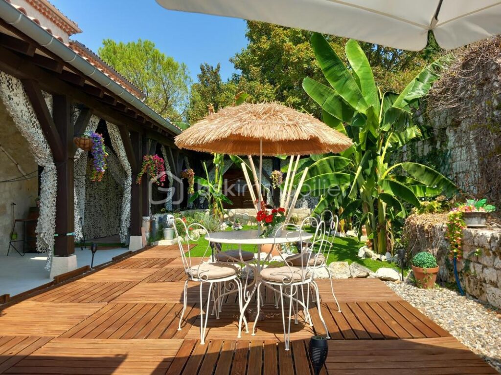 PROPRIETE DE VILLAGE EN PIERRE – PROCHE NERAC- 3 CHAMBRES- MEZZANINE- JARDIN- CLOITRE – 5 pièces – 3 chambres – 181 m²