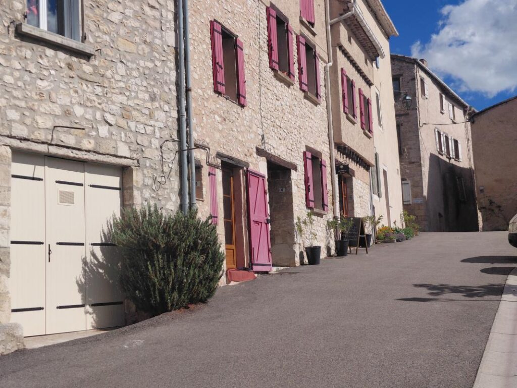🏡 **Maison de village pleine de charme au cœur de Sault – 156 m² env. avec fort potentiel !** 🏡 – 6 pièces – 5 chambres – 156 m²