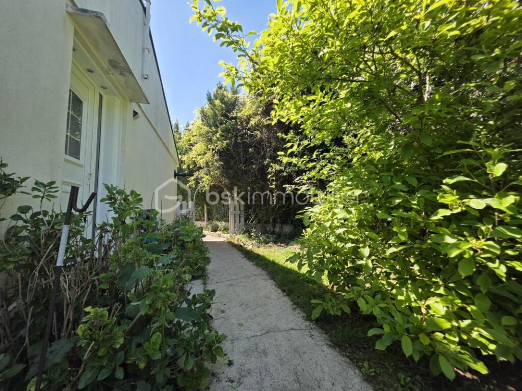 Pavillon de plain pied avec sous sol – 4 pièces – 2 chambres – 90 m²