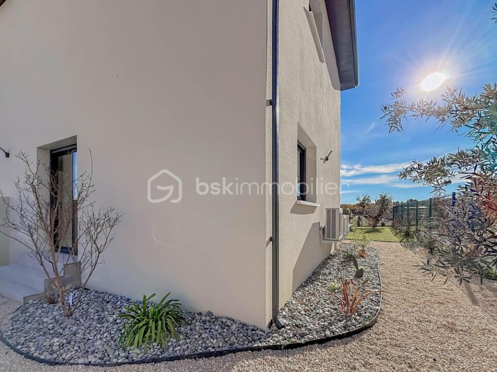 *** VILLA CONTEMPORAINE DE 130M2 AVEC GARAGE ET PISCINE – ARPAILLARGUES ET AUREILLAC *** – 5 pièces – 4 chambres – 120 m²