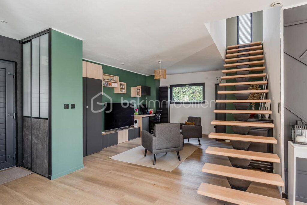 MAISON MODERNE QUASI AUTONOME AVEC PIECE DE VIE 80m2 – 5 pièces – 3 chambres – 163 m²