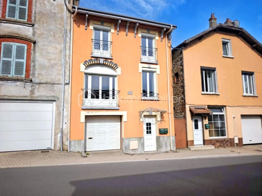 IMMEUBLE DE RAPPORT – 2 APPARTEMENTS – GARAGE – TERRAIN – NOIRÉTABLE – 6 pièces – NR chambres – 136 m²