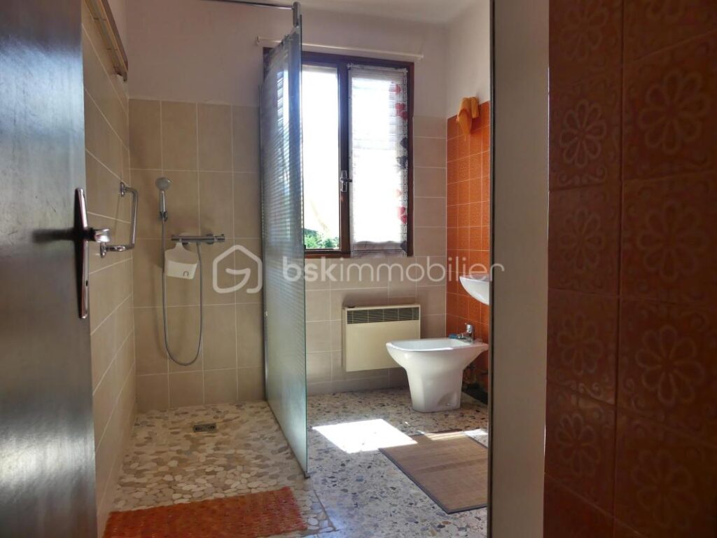 Maison familiale 4 faces avec possibilité revenus locatifs et le charme des années 70 – 5 pièces – 4 chambres – 162 m²