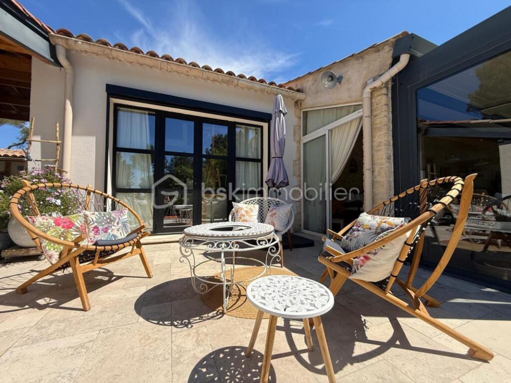 Rare à la vente – Maison de plain-pied avec vue dominante et cadre naturel unique – 6 pièces – 5 chambres – 155 m²
