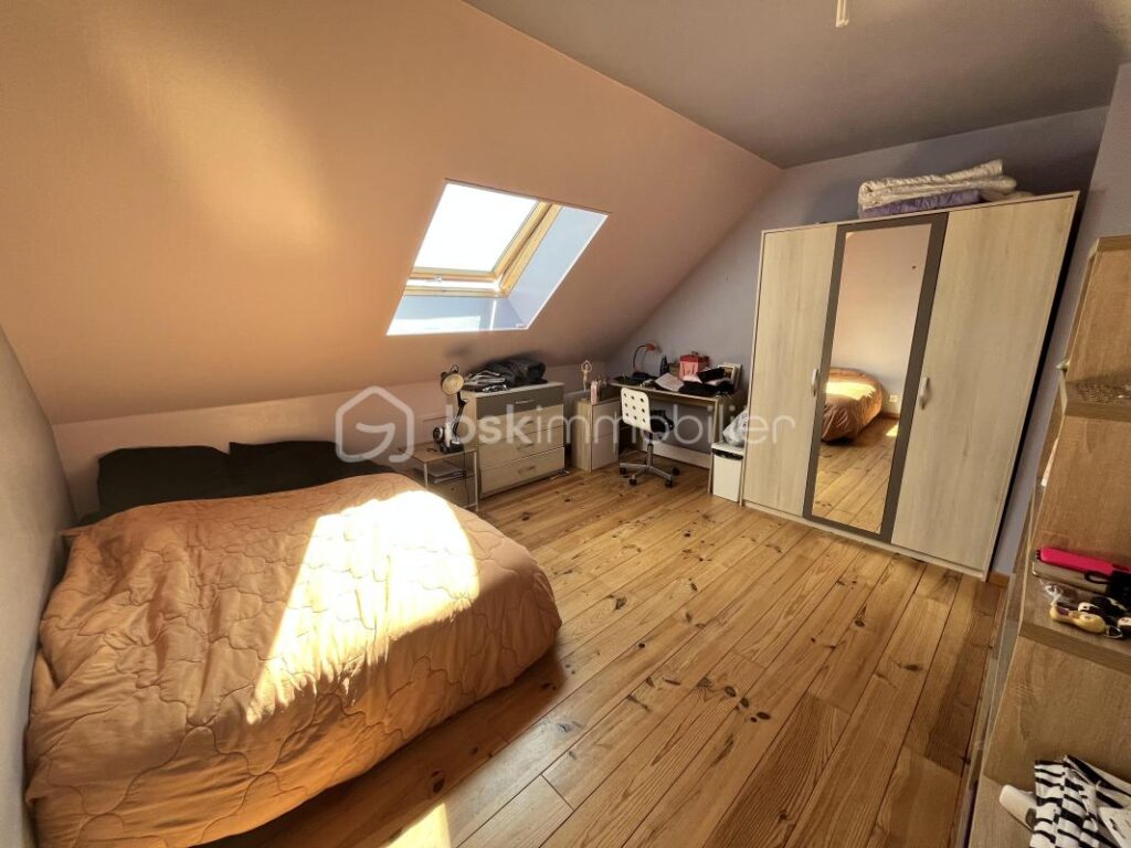 Magnifique maison familiale contemporaine en lisière de la Forêt des Bertranges avec double carport et garage – 7 pièces – 5 chambres – 180 m²