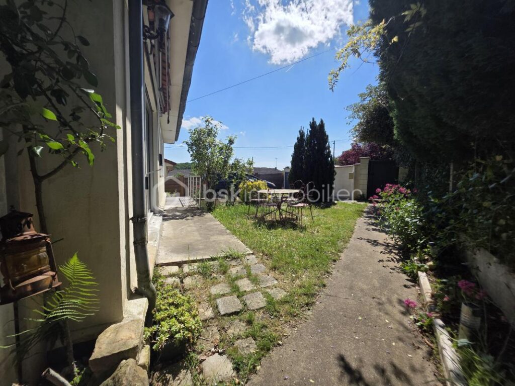 Pavillon de plain pied avec sous sol – 4 pièces – 2 chambres – 90 m²